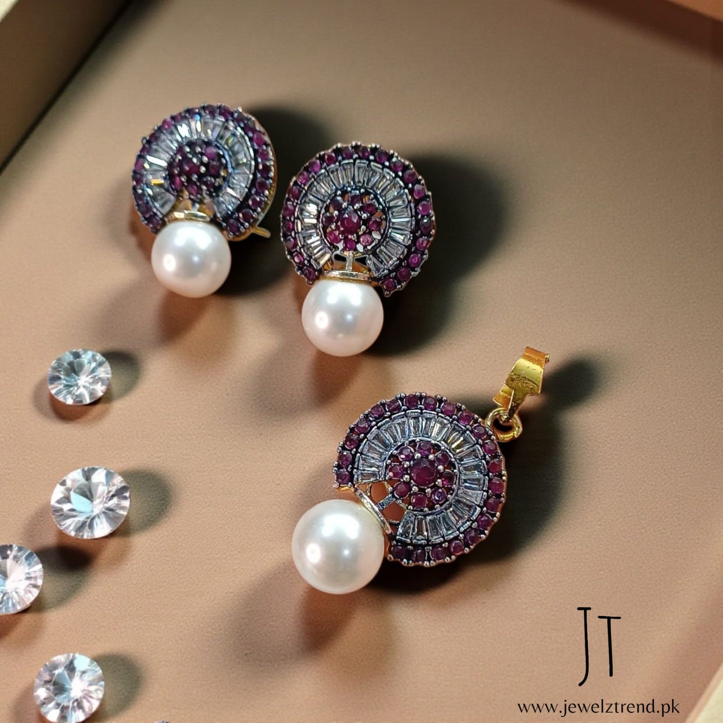 Luna Pearl Circle Set