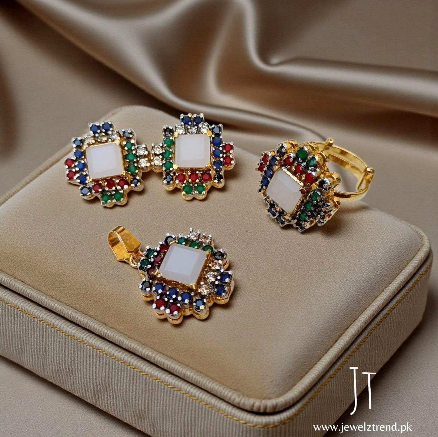 Jurao Elegance Locket Set: A Statement of Timeless Grace
