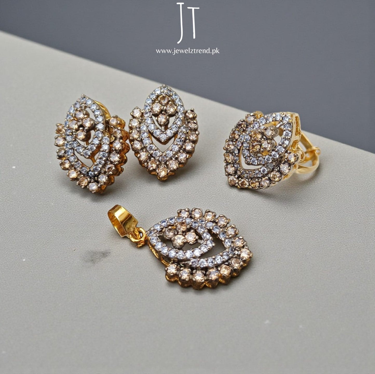 Vintage Vibes: Jurao Locket Set