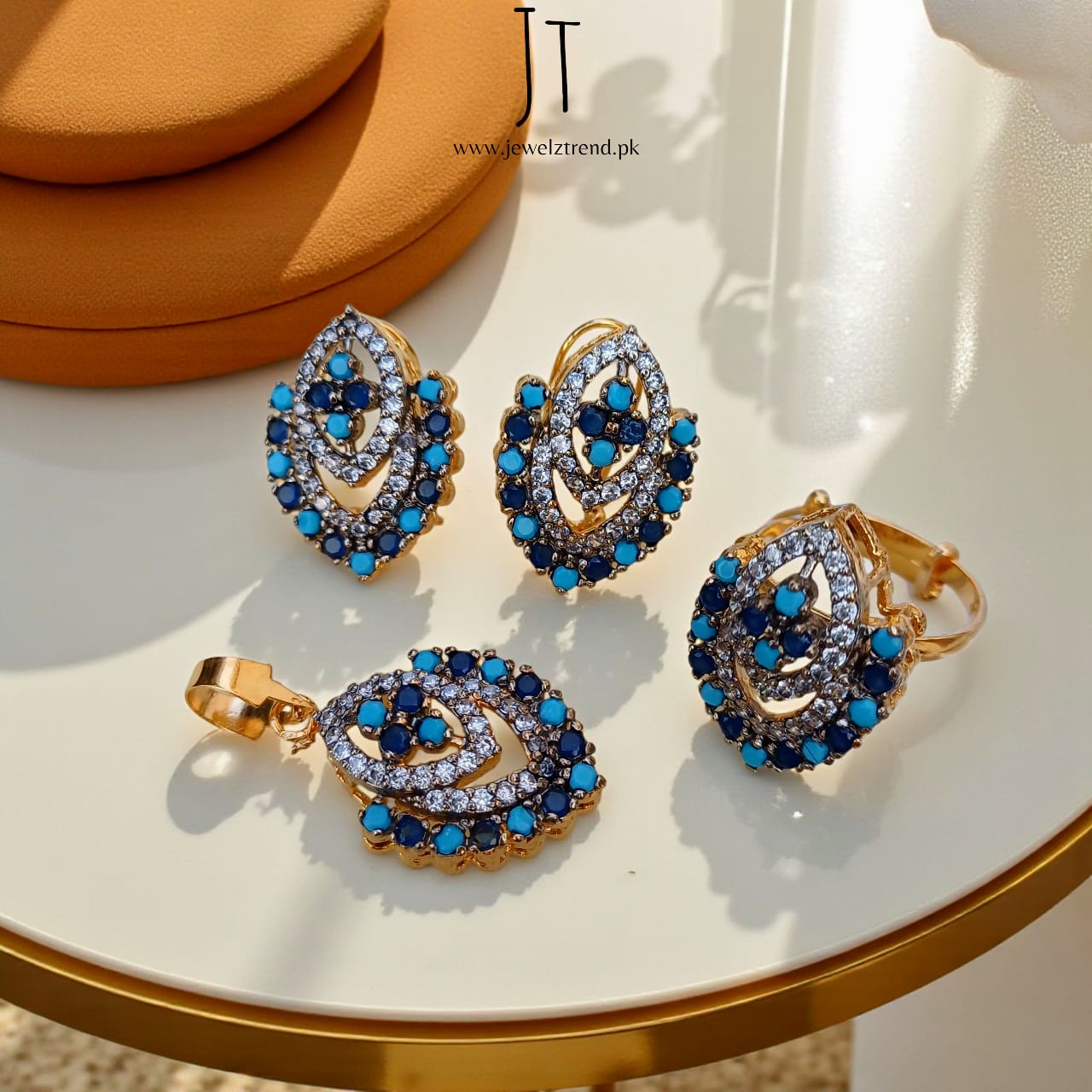 Vintage Vibes: Jurao Locket Set