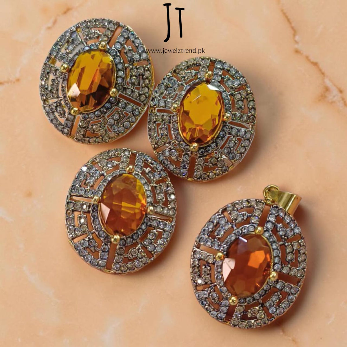 Bold Beauty: Jurao Locket Set