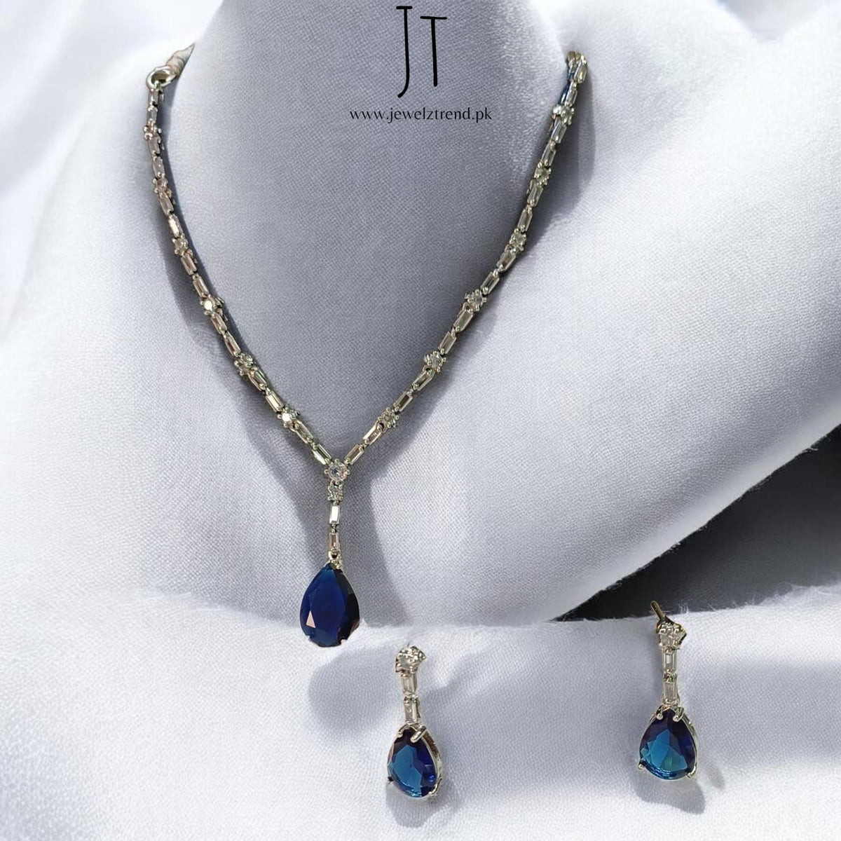 Divine: Necklace Set